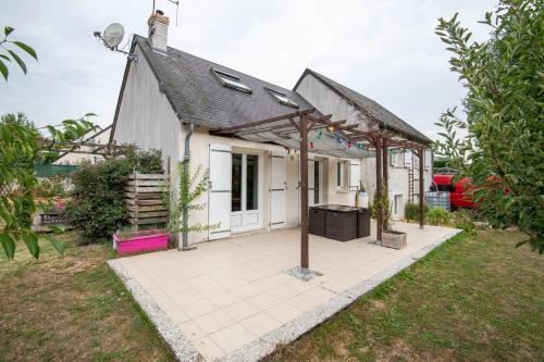 a small white house with a pergola at Séjour haut en couleurs in Cormery