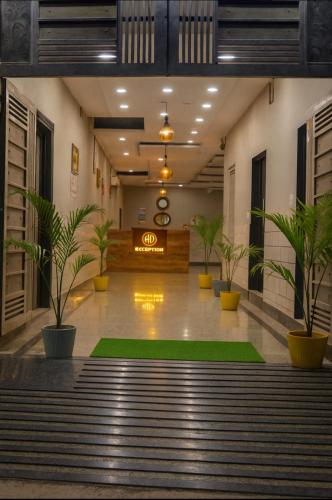 Gambar di galeri bagi Hotel Floral Krishna Dham Best Family Stay Near Prem Mandir Free WiFi Free parking- Krishna Dham Rukmani Vihaar di Vrindāvan