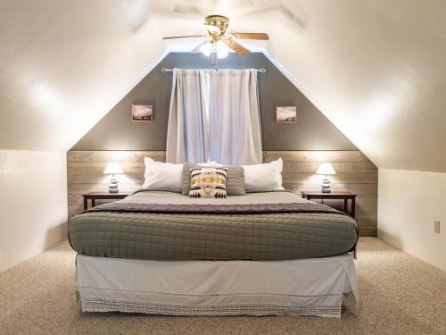 Ένα ή περισσότερα κρεβάτια σε δωμάτιο στο Studio Loft Near Yosemite with Kitchenette