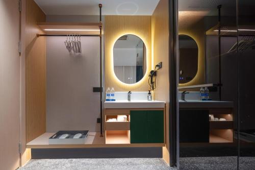 a bathroom with two sinks and a mirror at Kainuo Garden Aesthetic Design Hotel Beijing Road - Shisanhang - Railway Station Metro Station - International Trade Center, Yuexiu District Guangzhou-- Reputation Preferred in Guangzhou