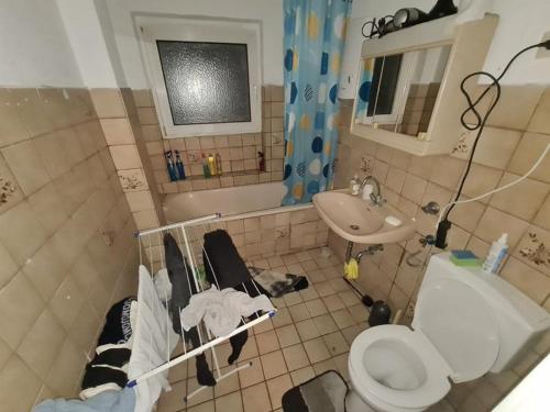 a bathroom with a toilet and a sink at ein Platz im Etagenbett im Durchgang in Schalke Nähe Arena in Gelsenkirchen