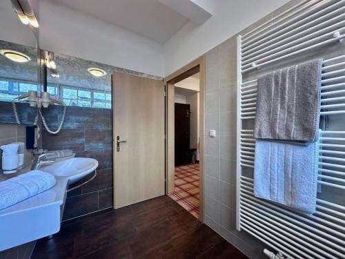 Koupelna v ubytování Arlen Lodge Hotel-Garni