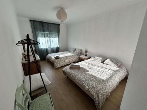 un soggiorno con due letti e uno specchio di Casa Da Alice a Duas Igrejas