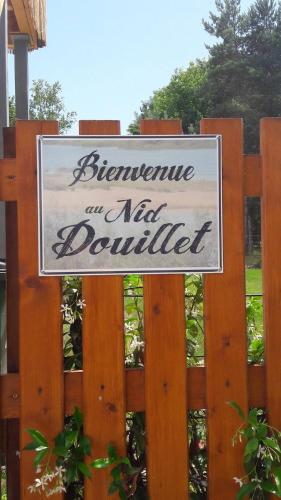 a sign on a wooden fence with a sign on it at ENTRE LOIRE ET CHER "Les Bruyères" Gîte & SPA Privatif in Tour-en-Sologne