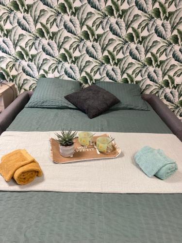 un lit avec un plateau de nourriture dessus dans l'établissement L'escapade, à La Celle-sous-Gouzon