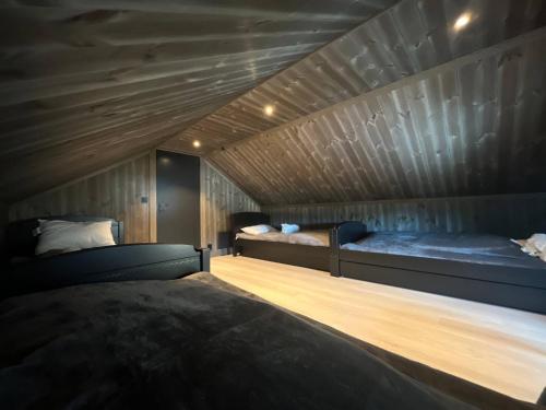 ein Schlafzimmer mit zwei Betten in einem Zimmer in der Unterkunft Robelia - Sauna, Hot tub - Norefjell ski center in Noresund