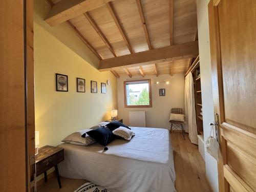 a bedroom with a bed in a room at L'Écrin Volvicien - Maison 4 pers - Terrasse - Jardin in Volvic