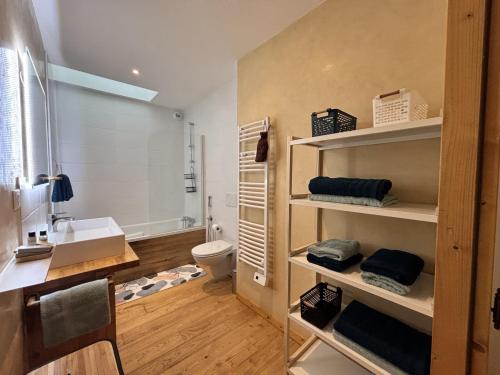 a bathroom with a toilet and a sink at L'Écrin Volvicien - Maison 4 pers - Terrasse - Jardin in Volvic