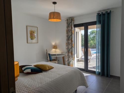 Ένα ή περισσότερα κρεβάτια σε δωμάτιο στο Villa Floria Neuve avec Piscine Privée Chauffée en Sud Ardèche