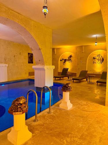 Πισίνα στο ή κοντά στο Yılkı Cave Suites