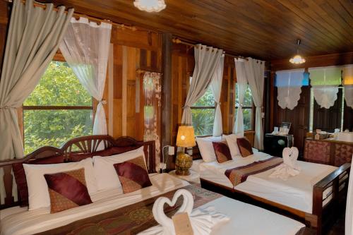 Ένα ή περισσότερα κρεβάτια σε δωμάτιο στο The Antique Riverside Resort