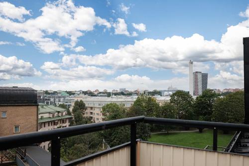 una vista de una ciudad desde un balcón en Top-floor SoFo flat with balcony, en Estocolmo
