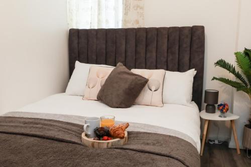Ένα ή περισσότερα κρεβάτια σε δωμάτιο στο Victoria Road Apartment in Stoke