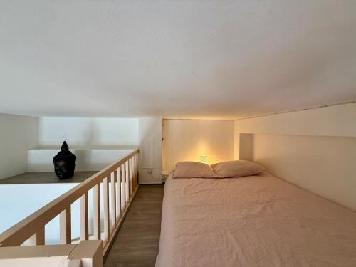 En eller flere senge i et værelse på Studio cosy avec mezzanine et parking proche centre