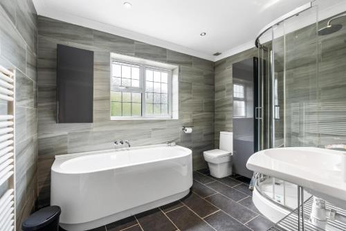 Koupelna v ubytování Free secure parking - Substantial Detached 5Bedroom House - Hosted by StaySejour