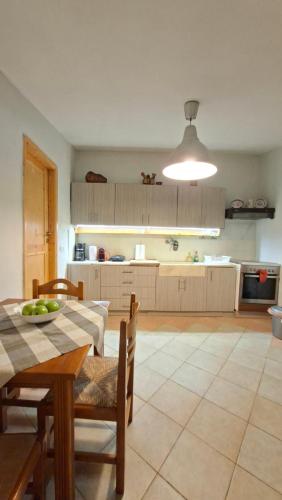 Кухня или мини-кухня в Mycenae rustic house, Ολόκληρο σπίτι στις Μυκήνες
