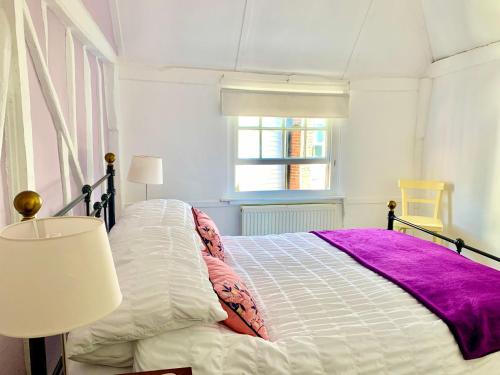 Postel nebo postele na pokoji v ubytování Watts Cottage, Cosy 2 bed, historical home