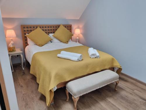 Ένα ή περισσότερα κρεβάτια σε δωμάτιο στο Modern, spacious 2 bed riverfront apartment with pool for 4-6 people