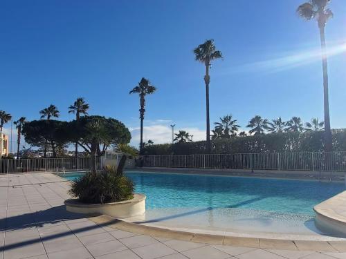 Piscina a Le Balcon Bleu o a prop
