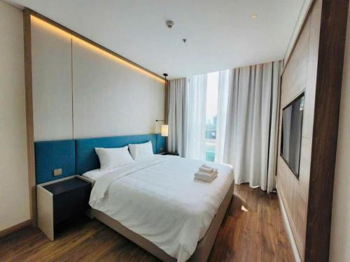 下龙湾à la carte halong bay hotel的一间卧室，配有一张大床和一扇大窗户。