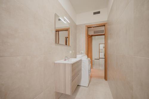 a bathroom with two sinks and a mirror at Viky Flat - 15 min from Venice & Free Parking in Venice