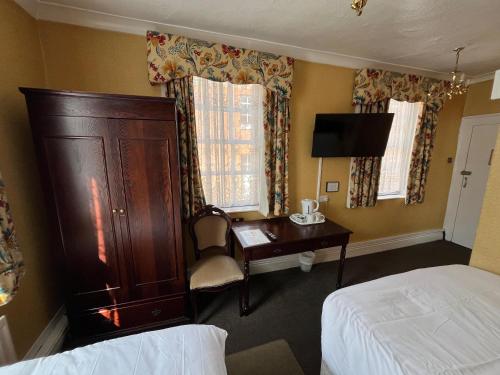 Postel nebo postele na pokoji v ubytování Castle Hotel Tamworth