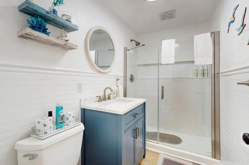 プロビンスタウンにあるBay Colony Breezeのトイレ、洗面台、シャワー付きのバスルーム