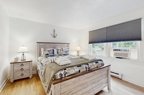 プロビンスタウンにあるBay Colony Breezeの大きなベッドと窓のある寝室