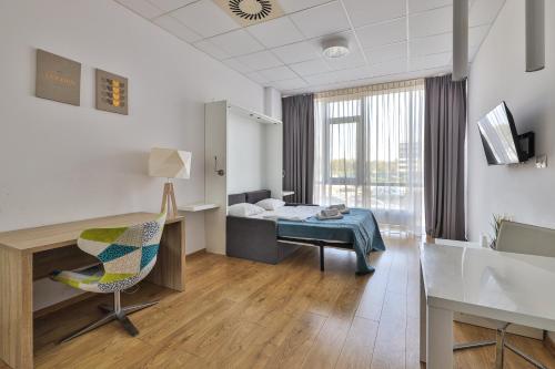 a room with a bed and a desk and a chair at Al. Jerozolimskie 216 Perfect Apart in Warsaw