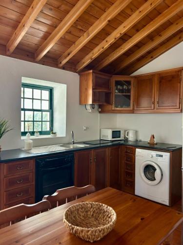 Η κουζίνα ή μικρή κουζίνα στο Casa Ponta do Biscoito