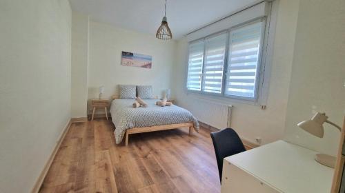 ein Schlafzimmer mit einem Bett mit zwei Teddybären darauf in der Unterkunft Caprices des vagues - A 300 m de la plage et à 4 kilomètres de Nausicaa, Place de parking privée, Eau douce, Netflix, Primes Vidéo, Wifi haut débit in Le Portel