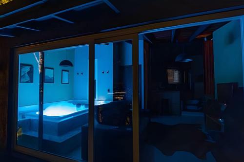 a room with a window and a tub in a room at Cabana romântica com Jacuzzi ao lado de Gramado in Igrejinha