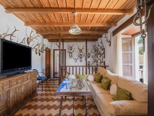 Μια τηλεόραση ή/και κέντρο ψυχαγωγίας στο Holiday Home in Aracena with Private Pool