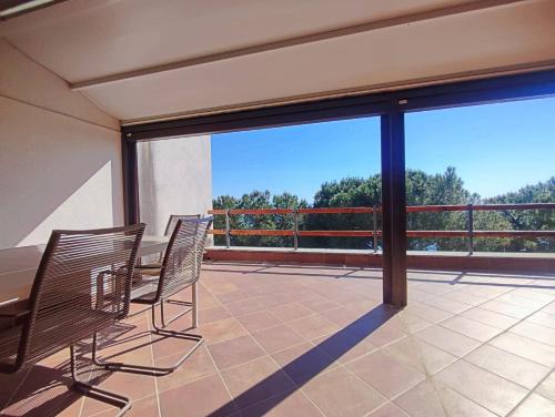 a patio with chairs and a table and a balcony at Locazione turistica Ginestre Mare 
