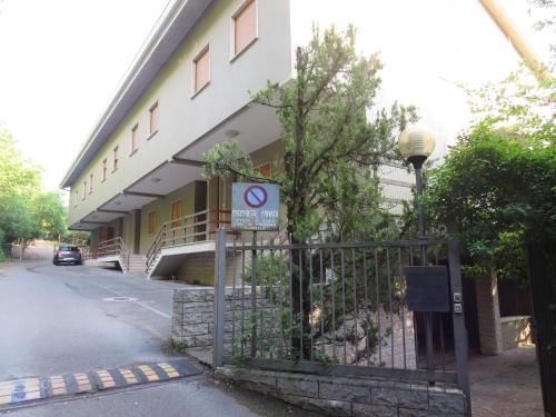 a building with a no parking sign next to a fence at Locazione turistica Ginestre Mare 