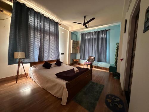 Postel nebo postele na pokoji v ubytování Trayaksh Homestay - Lachit Nagar -3 BHK