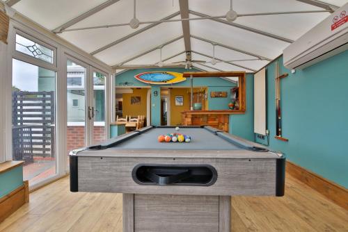 Billardbord på The Family Nest – Swansea 4 Bedroom Retreat