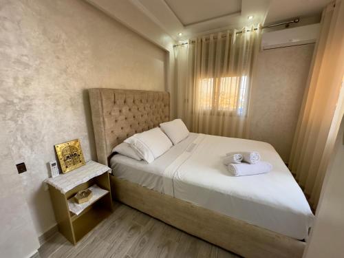a small bedroom with a bed and a window at Duplex panoramique avec jardin in Chefchaouene