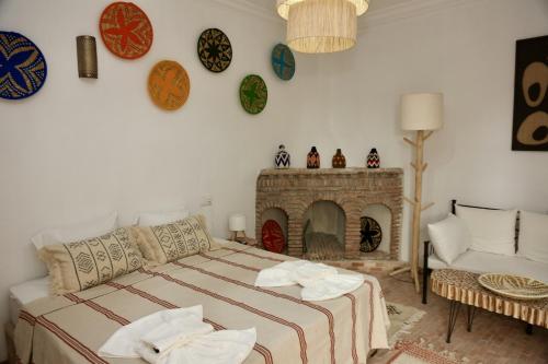 Un dormitorio con una cama y una chimenea. en Riad Dar Familya, en Marrakech