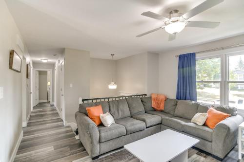 Χώρος καθιστικού στο 4 Mi to Big Creek State Park Spacious Family Home