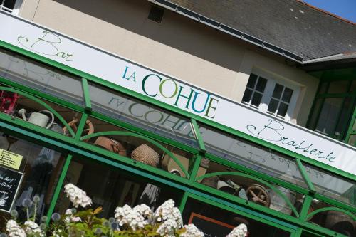 a store front with a sign that reads la couture boutique at Logis Hotels Le Champalud Restaurant La Citadelle in Champtoceaux