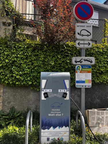 a sign for a water cooler with signs on it at L’étable d’Auguste in Arreau