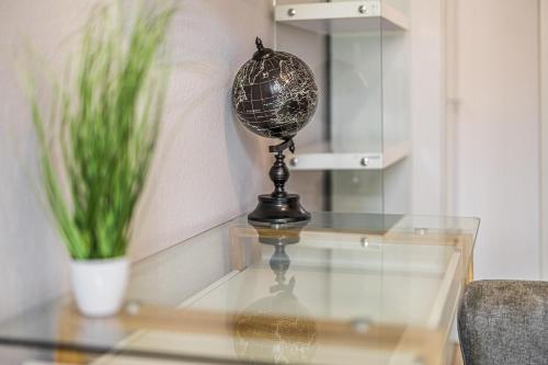 a glass table with a globe on top of it at Moderne Single Apartments Hauptbahnhof in Halle an der Saale