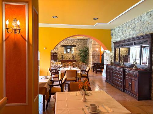een keuken en eetkamer met een tafel en stoelen bij Hotel Casona Los Caballeros in Santillana del Mar