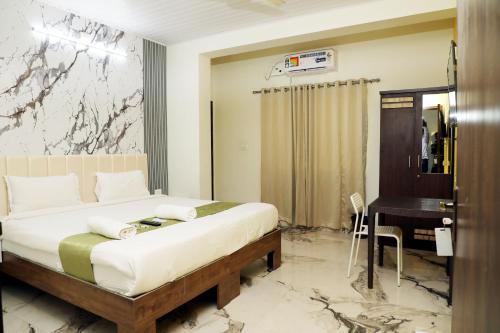 Una cama o camas en una habitación de Hotel Heraa Inn