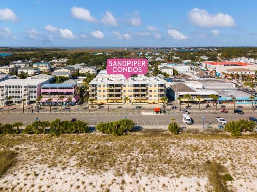 Una vista aérea de un condominio en Santander. en Sandpiper Condos by Tybee Vacation Rentals, en Tybee Island