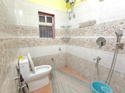 Koupelna v ubytování Trayaksh Homestay - Lachit Nagar -3 BHK