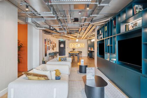 a living room with a couch and a tv at Luxury 3-Bed Apt in Wembley Park UpTo 30 percent OFF in London