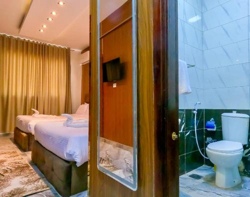 Ένα μπάνιο στο Happy Pyramids Boutique Inn