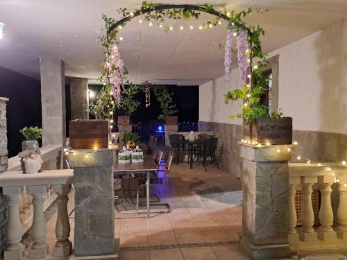 a room with an arch with a table and chairs at La Casa di Simone in SantʼAmbrogio di Torino